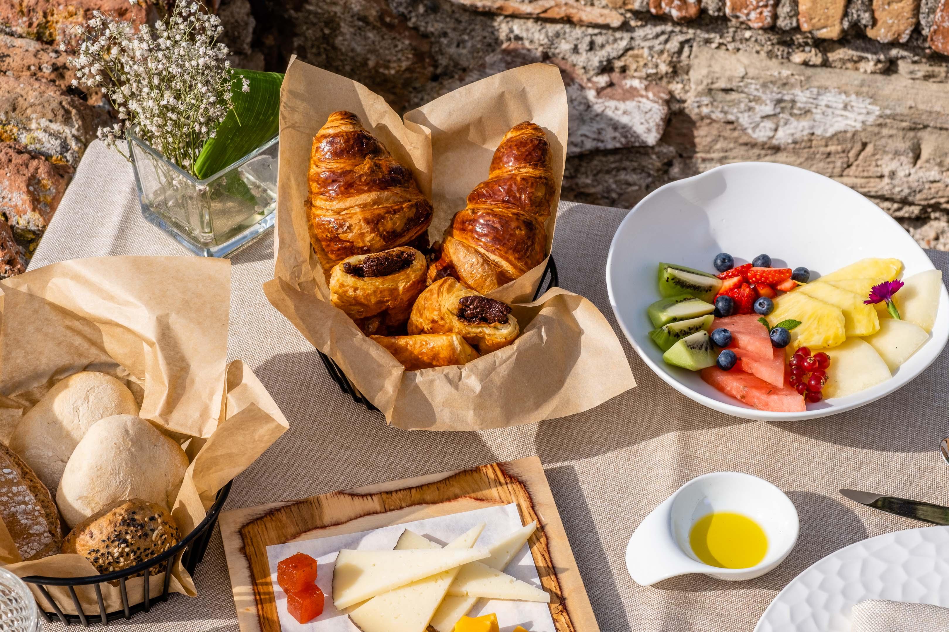 Soho Boutique Castillo De Santa Catalina - Adults Recommended Málaga Exterior foto Croissants and fruit