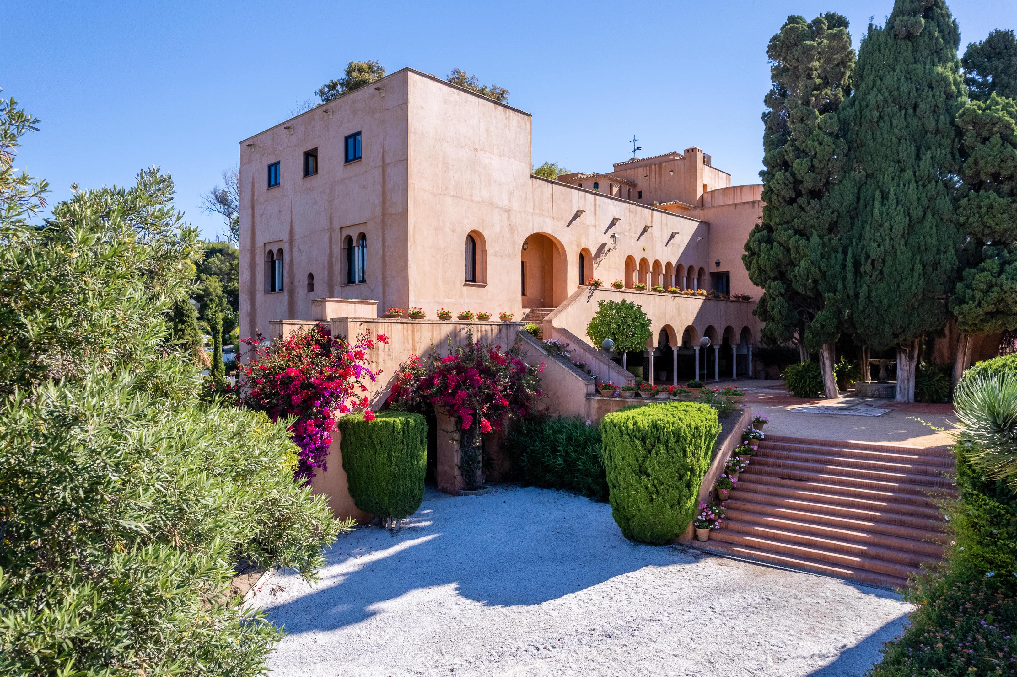 Soho Boutique Castillo De Santa Catalina - Adults Recommended Málaga Exterior foto The house of the Count of Barcelona, in the grounds of the Palau Reial de Pedralbes.