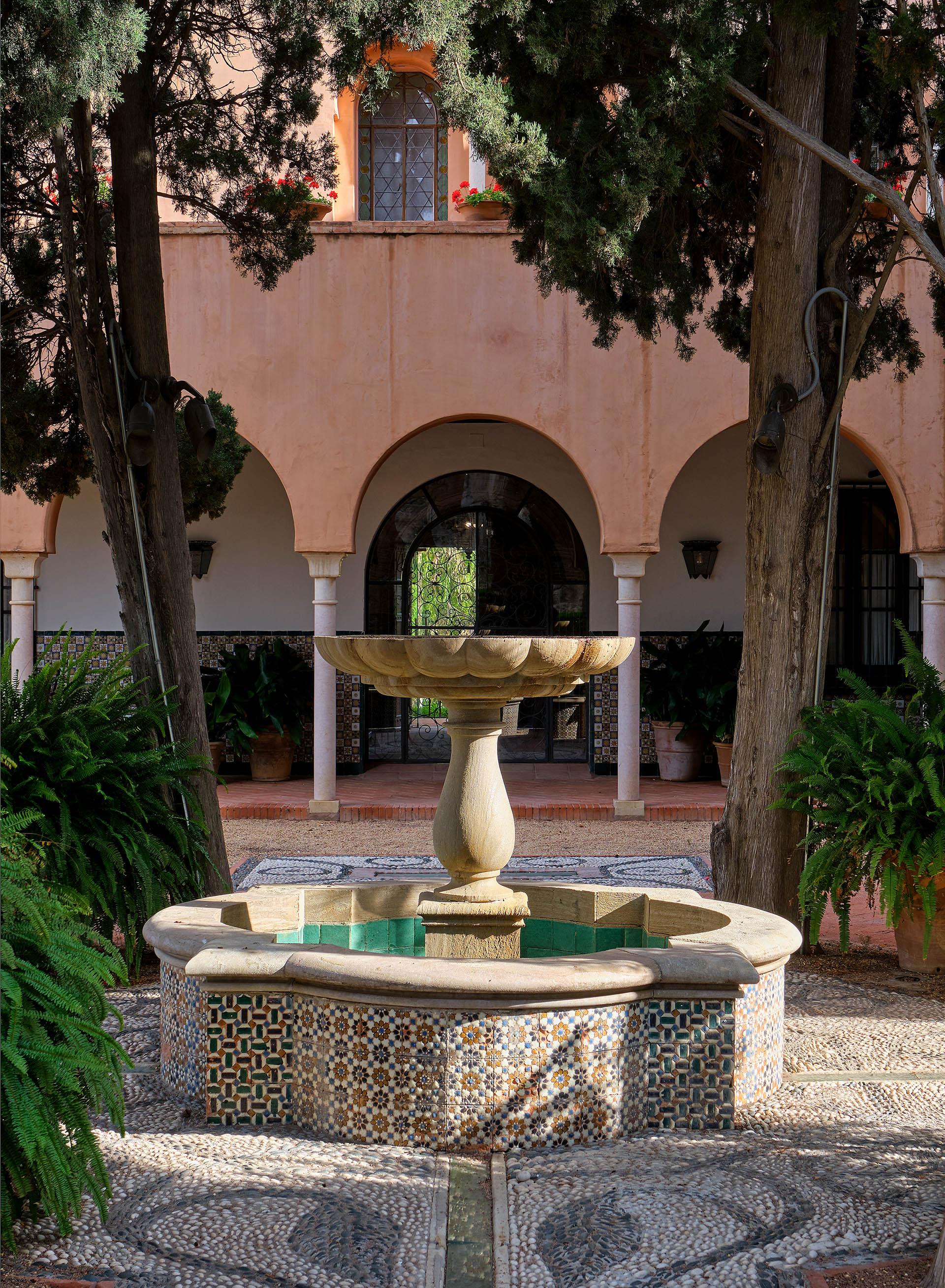 Soho Boutique Castillo De Santa Catalina - Adults Recommended Málaga Exterior foto Fountain at the center of the courtyard