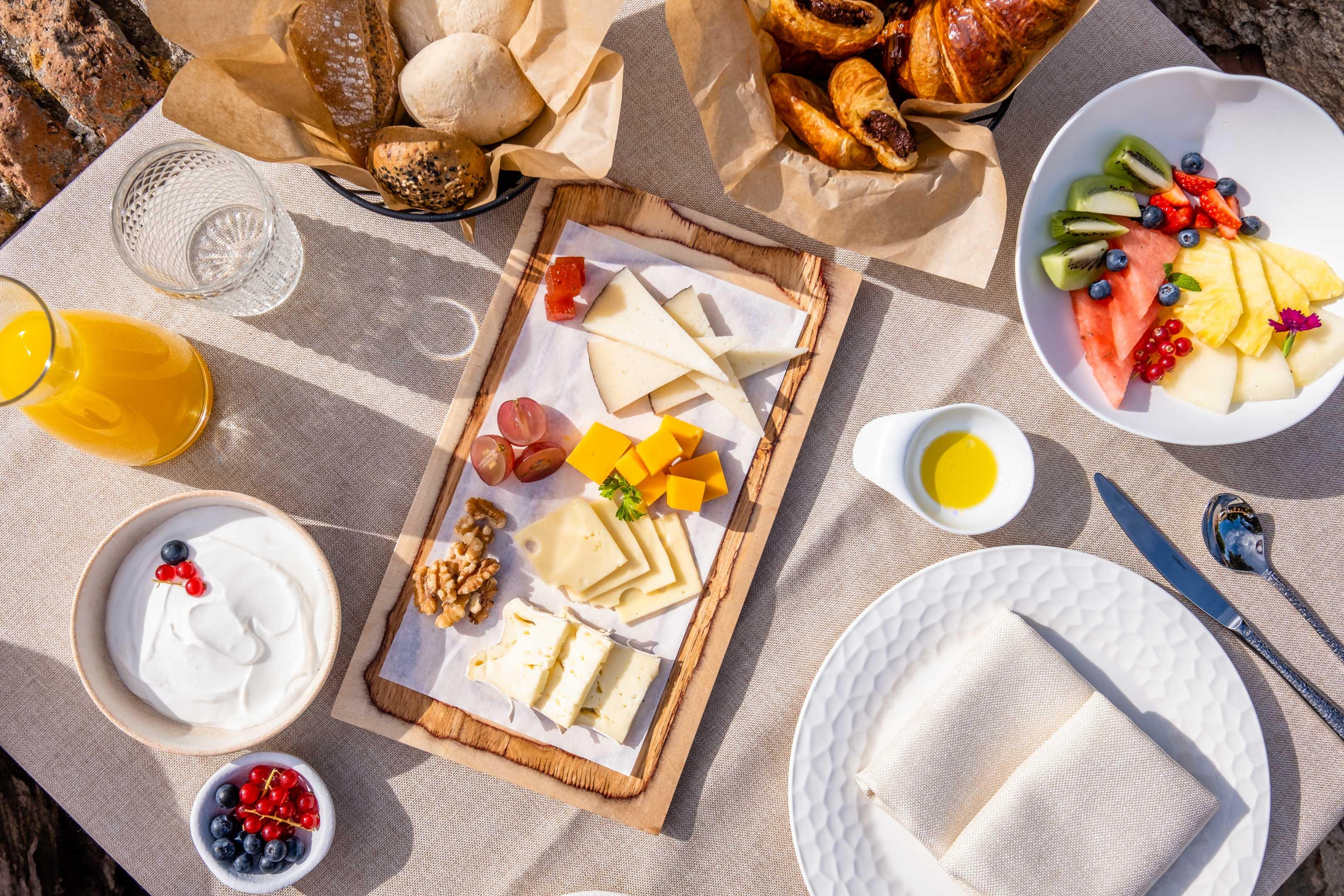 Soho Boutique Castillo De Santa Catalina - Adults Recommended Málaga Exterior foto A cheese board with fruit and bread